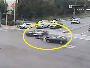 Clip: Ôtô vượt đèn đỏ, tông trúng xe cảnh sát
