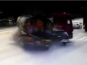 Clip: Phóng xe Mercedes tông xe bồn gãy gập