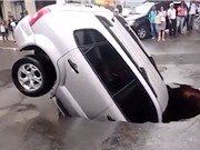 Clip: Kinh hoàng cảnh xe hơi bị lọt xuống “hố tử thần”