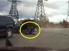 Clip: Vụ tai nạn kinh hoàng khiến tài xế văng ra khỏi xe