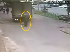 Clip: Xe tải lùi bất cẩn khiến người đàn bà tử vong 