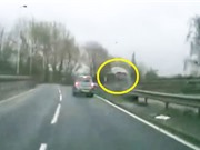 Clip: Xe BMW gặp tai nạn, bay qua dải phân cách