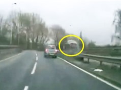 Clip: Xe BMW gặp tai nạn, bay qua dải phân cách