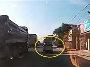 Clip: Chuyển làn bất cẩn, ô tô bị xe container kéo lê trên đường