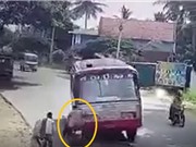 Clip: Tránh xe máy, xe khách đâm chết 2 người