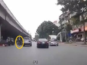 Clip: Sang đường ẩu, người phụ nữ đâm thẳng vào BMW X5