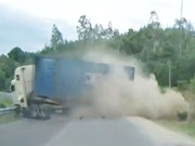 Clip: Xe container gặp tai nạn ở Quốc lộ 19 vì ôm cua với tốc độ chóng mặt