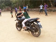 Clip: Bé gái trổ tài điều khiển môtô vô cùng điêu luyện