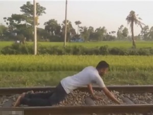 Clip: Liều mạng nằm trên đường ray cho tàu hỏa chạy qua