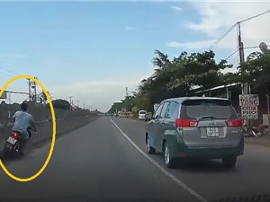 Clip: Vượt xe Toyota Innova, thanh niên nhận "cái kết đắng"