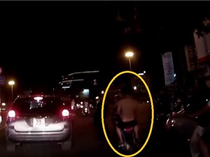 Clip: Hai thanh niên đầu trần cưỡi xe máy, luồn lách né chốt 141 trong đêm