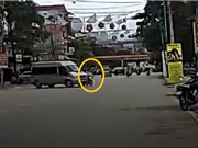 Clip: Ôtô quay đầu ẩu khiến xe máy văng sang đường