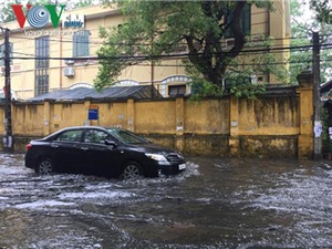 Mẹo nhỏ giúp lái xe ôtô qua đường ngập nước một cách an toàn