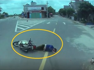 Clip: Vượt xe tải sai luật, xe máy bị tông ngã “mài” mặt xuống đường