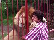 Clip: “Lạnh gáy” trước cảnh ôm hôn sư tử khổng lồ như bạn thân