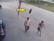 Clip: Đang đi bộ, người đàn ông bất ngờ bị bánh xe văng vào đầu