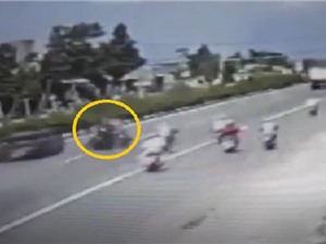 Clip: Xe máy đi ngược chiều gây tai nạn thảm khốc tại Bình Dương