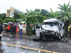 Clip: Xe khách tông nhau ở Kon Tum khiến 2 người chết, 12 người bị thương