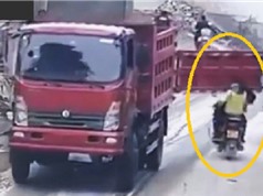Clip: Cửa thùng sau xe tải đóng hớ hênh khiến xe máy ngã sấp mặt