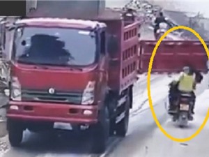 Clip: Cửa thùng sau xe tải đóng hớ hênh khiến xe máy ngã sấp mặt