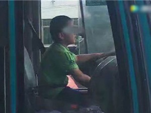 CLIP HOT NGÀY 5/7: “Nhóc tì” lái xe bus trên phố, trâu rừng ác chiến với sư tử