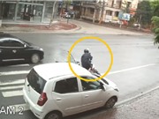 Clip: Mở cửa bất cẩn, nữ tài xế khiến người đi xe máy ngã văng