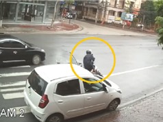 Clip: Mở cửa bất cẩn, nữ tài xế khiến người đi xe máy ngã văng