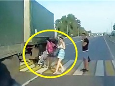 Clip: Mẹ sơ ý, xe nôi chở em bé suýt chui gầm xe container