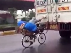 Clip: Hãi hùng cảnh xe đạp bám đuôi xe tải tránh mưa