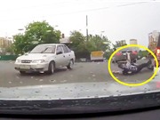 Clip: Ôtô tông người đàn ông đi xe đạp ngã sõng soài