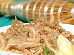 Lạ lùng món ăn cuộn trong rơm vàng trở thành đặc sản miền Trung