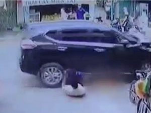 Clip: Ôtô “điên” tông hàng loạt người trên phố khiến 1 người tử vong tại chỗ