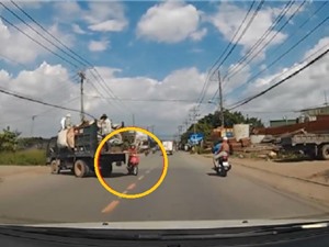 Clip: Tránh xe tải, nam thanh niên lao thằng vào đầu ôtô