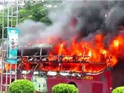 Clip: Kinh hãi cảnh xe khách bốc cháy tại Nghệ An