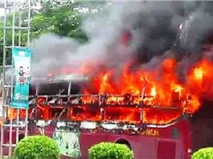 Clip: Kinh hãi cảnh xe khách bốc cháy tại Nghệ An