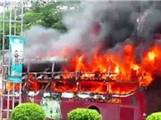 Xe khách bốc cháy tại Nghệ An, xe buýt gãy làm đôi khi đang chạy