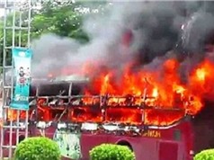 Xe khách bốc cháy tại Nghệ An, xe buýt gãy làm đôi khi đang chạy