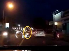Clip: Thanh niên đi xe máy "nhận quả đắng" vì vượt ẩu ôtô phía trước