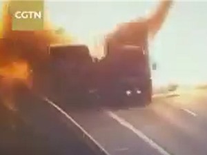 Clip: Va chạm với xe tải đỗ bên đường, xe chở sơn nổ tung