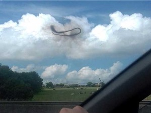 Vòng khói đen trên bầu trời Anh làm rộ tin đồn về UFO xâm lược