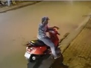 Clip: Thanh niên say xỉn, đâm thẳng vào xe máy đỗ bên đường 