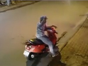 Clip: Thanh niên say xỉn, đâm thẳng vào xe máy đỗ bên đường 