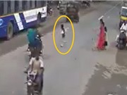 Clip: Lao sang đường, đứa trẻ bị xe máy tông văng xa hàng chục mét