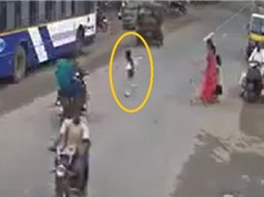 Clip: Lao sang đường, đứa trẻ bị xe máy tông văng xa hàng chục mét