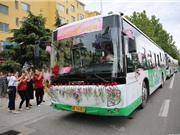 Cô dâu tự tay lái... xe buýt đưa chú rể đến lễ cưới ở Trung Quốc