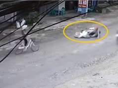Clip: Gây tai nạn, người đàn bà lái xe đạp thản nhiên bỏ đi 