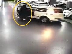 Clip: Người phụ nữ xấu số bị cửa ôtô gạt ngã, lọt vào gầm xe 