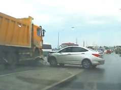 Clip: Kinh hoàng cảnh xe tải tông nát đầu ôtô