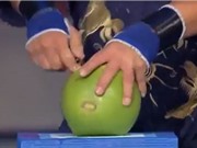 Clip: Dùng 1 ngón tay chọc thủng 4 trái dừa
