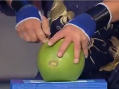 Clip: Dùng 1 ngón tay chọc thủng 4 trái dừa
